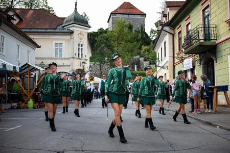 S soncem obsijan drugi festivalski dan 50. Dnevov narodnih noš in oblačilne dediščine v Kamniku (1)